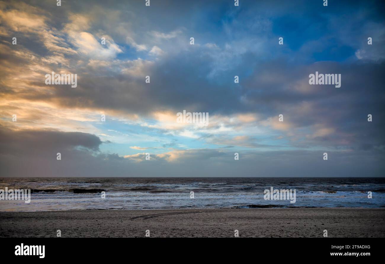 Spiaggia al tramonto, suggestiva, Wenningstedt, isola del Mare del Nord di Sylt, Frisia settentrionale, Schleswig-Holstein, Germania Foto Stock