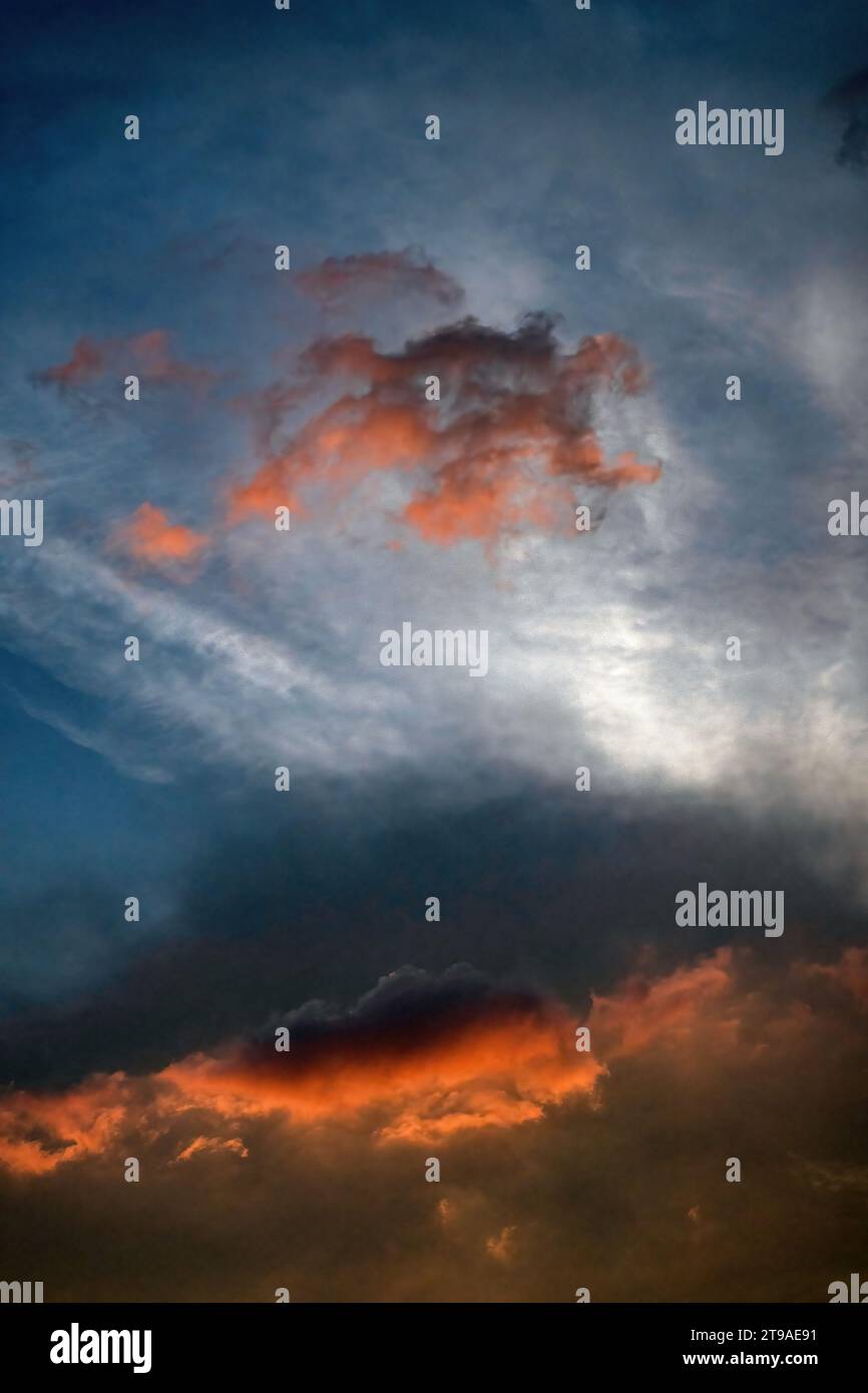 Sperimenta lo straordinario spettro di eventi celesti, come tramonti, pomeriggi e notti blu elettriche dipingono il cielo di meraviglia Foto Stock