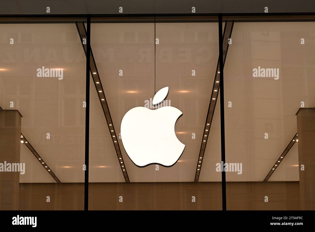 Berlino, Germania - 02 novembre 2022: Logo Apple sull'Apple Store di Berlino. Foto Stock