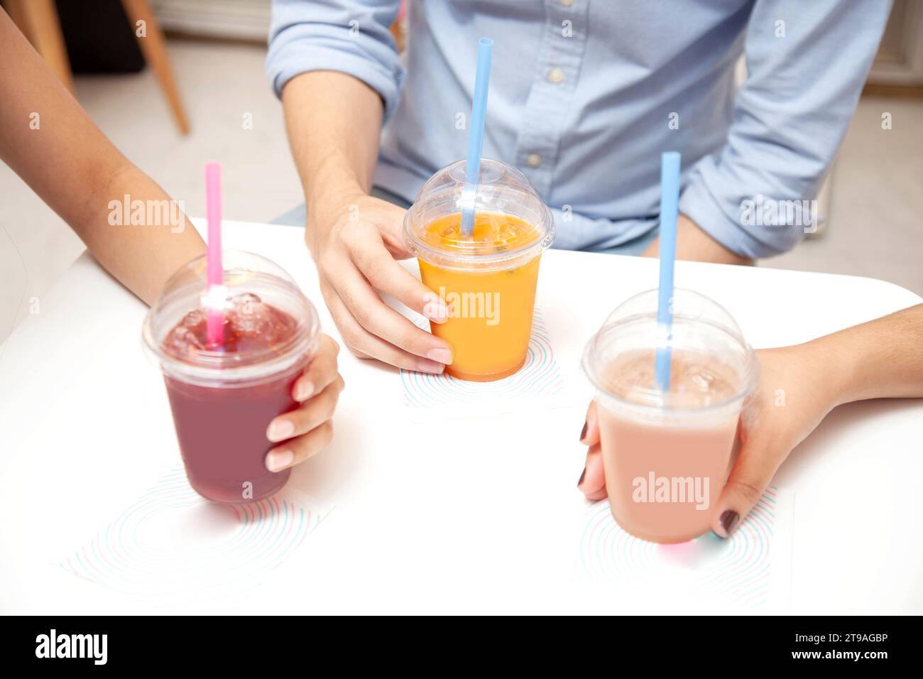 Amici che bevono insieme bibite fruttate e succulente. Foto Stock