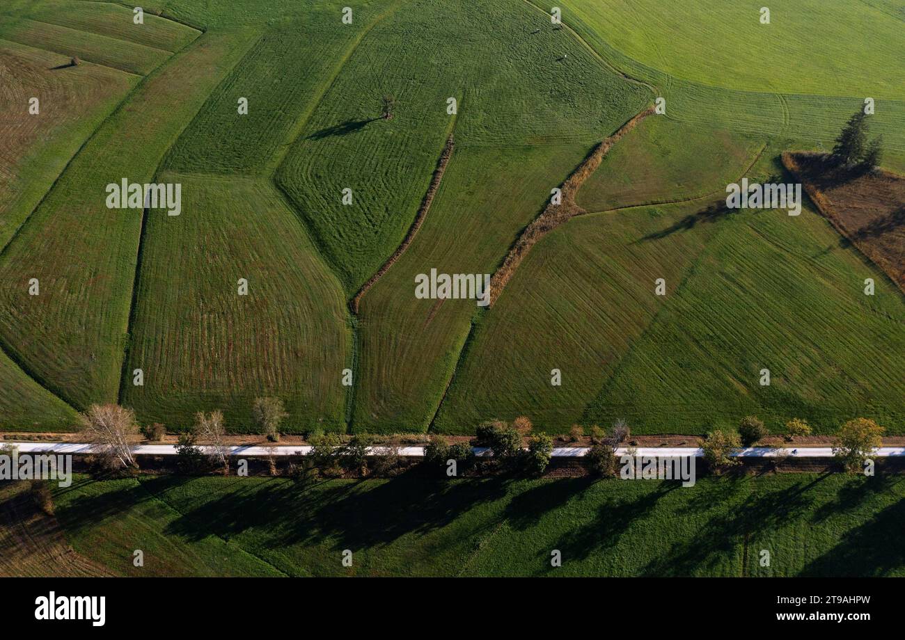 Immagine di un drone, paesaggio agricolo con pista ciclabile vicino alla riserva naturale di Blinklingmoos, Strobl am Wolfgangsee, Salzkammergut, provincia di Salisburgo Foto Stock