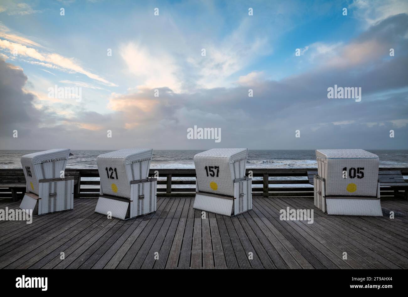 Sedie a sdraio vuote, terrazza, fattoria sulla spiaggia dello zio Johnny, spiaggia di Rotes Kliff, Kampen, cielo nuvoloso, isola di Sylt, Frisia settentrionale, Schleswig-Holst Foto Stock