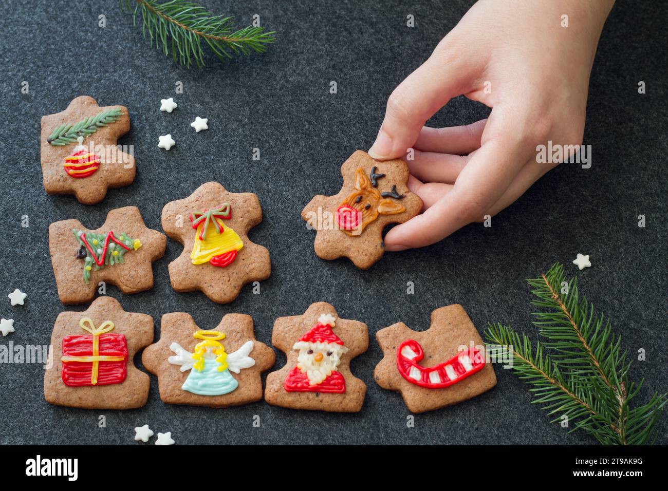 Biscotti natalizi fatti in casa a forma di puzzle decorati con motivi natalizi, elementi per formare l'intero natale, concetto Foto Stock