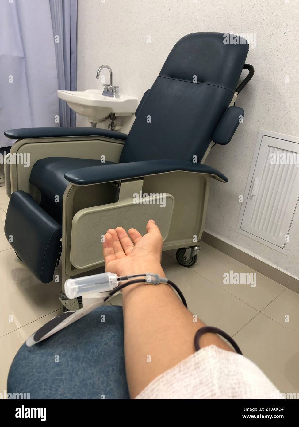 Un uomo che donava sangue nella banca del sangue all'ospedale Foto Stock