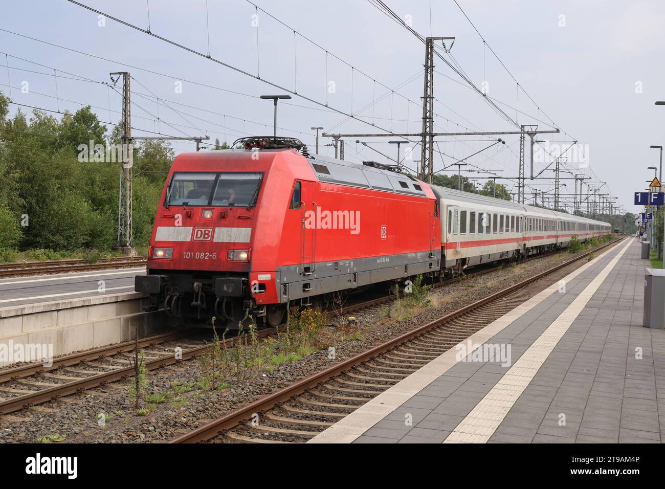 Eisenbahnverkehr im Bahnhof Bad Bentheim - Systemwechselbahnhof. AM Grenzbahnhof treffen das niederländische und das deutsche Bahnstromsystem zusammen. für Züge, welche nicht mit einer Mehrsystemlokomotive bespannt sind, findet ein Lokwechsel statt. Ankunft des Intercity Zug Berlino - Amsterdam, bespannt mit einer Lokomotive der Baureihe 101 der Deutschen Bahn. Bad Bentheim, Niedersachsen, DEU, Deutschland, 22.08.2023 *** traffico ferroviario alla stazione di Bad Bentheim cambio di sistema i sistemi di trazione olandese e tedesco si incontrano alla stazione di confine per i treni che non sono trainati da un multi-S. Foto Stock