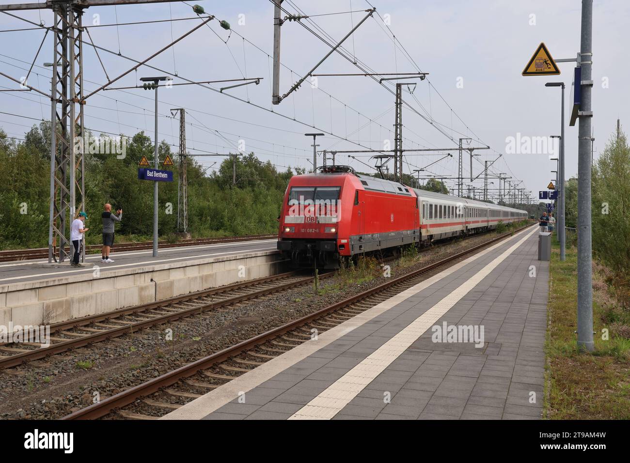 Eisenbahnverkehr im Bahnhof Bad Bentheim - Systemwechselbahnhof. AM Grenzbahnhof treffen das niederländische und das deutsche Bahnstromsystem zusammen. für Züge, welche nicht mit einer Mehrsystemlokomotive bespannt sind, findet ein Lokwechsel statt. Ankunft des Intercity Zug Berlino - Amsterdam, bespannt mit einer Lokomotive der Baureihe 101 der Deutschen Bahn. Bad Bentheim, Niedersachsen, DEU, Deutschland, 22.08.2023 *** traffico ferroviario alla stazione di Bad Bentheim cambio di sistema i sistemi di trazione olandese e tedesco si incontrano alla stazione di confine per i treni che non sono trainati da un multi-S. Foto Stock