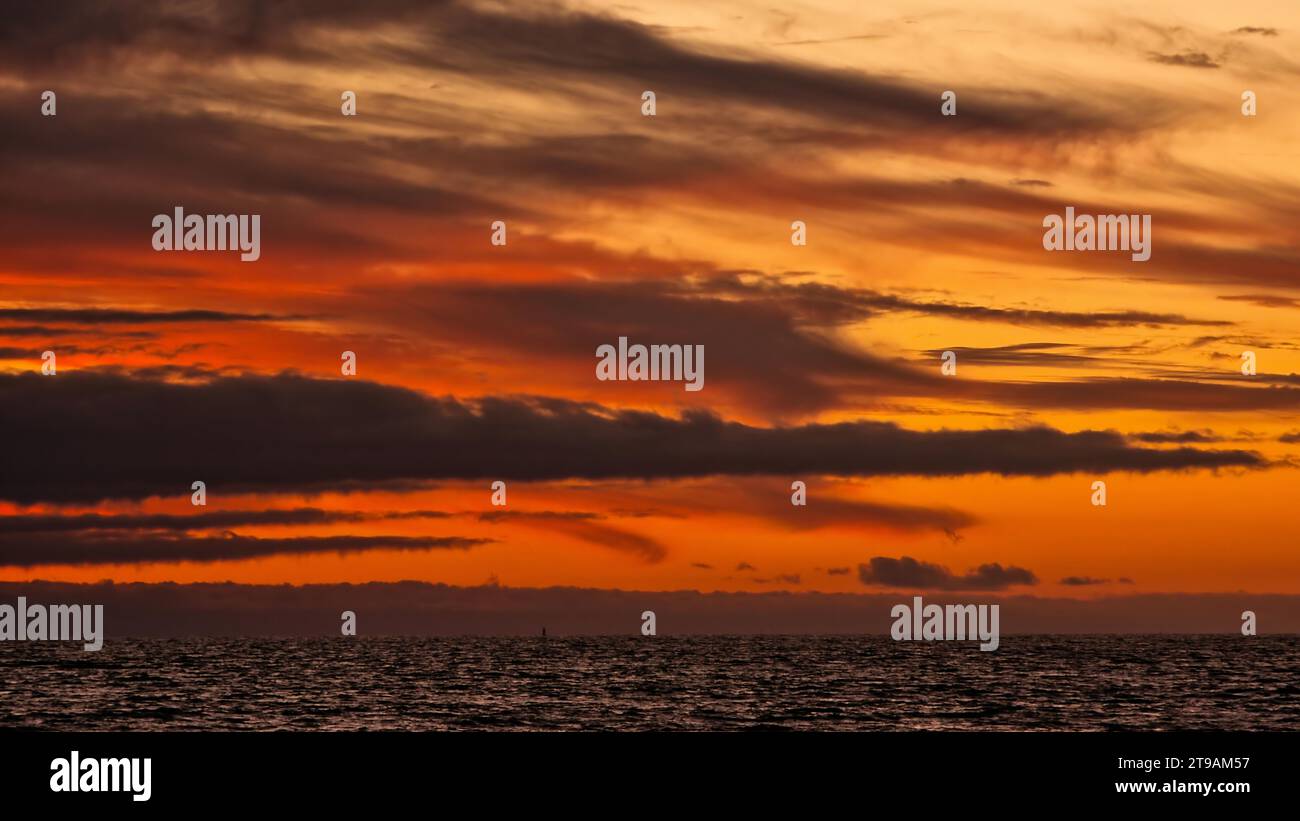 Incantevole tramonto: Un'affascinante esposizione dell'eleganza della natura Foto Stock