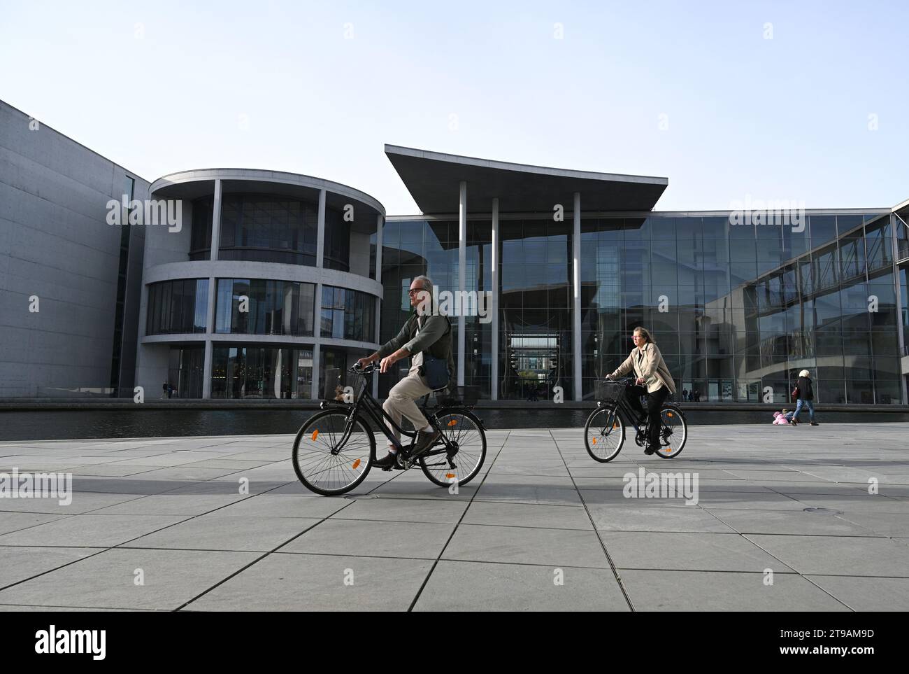 Berlino, Germania - 3 novembre 2022: Persone vicino al Paul Loebe Building a Berlino. Foto Stock