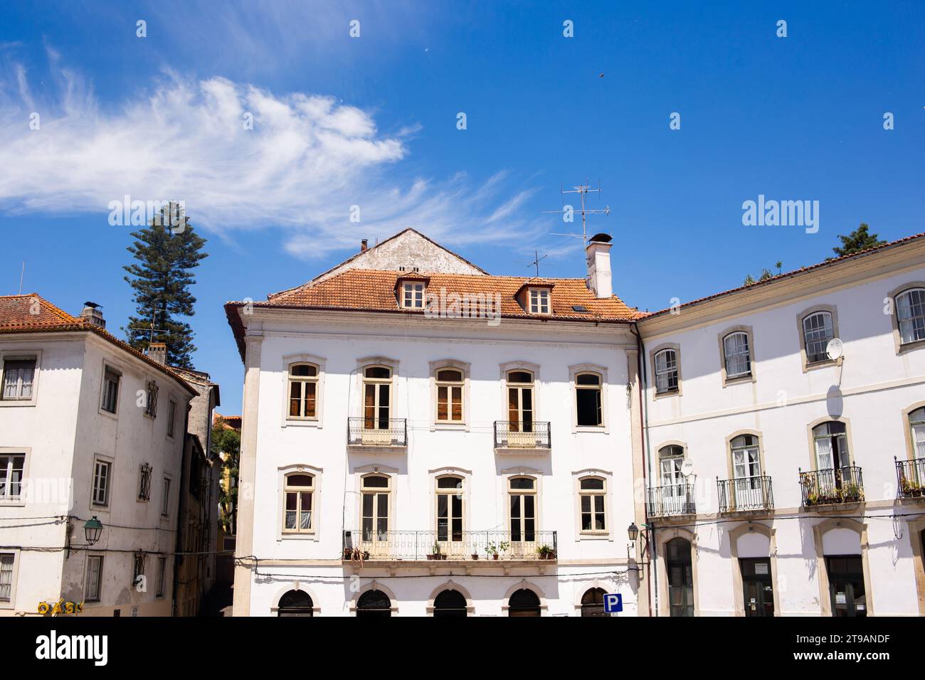 Bellissime case tipiche di Lisbona in Portogallo, con cielo blu Foto Stock