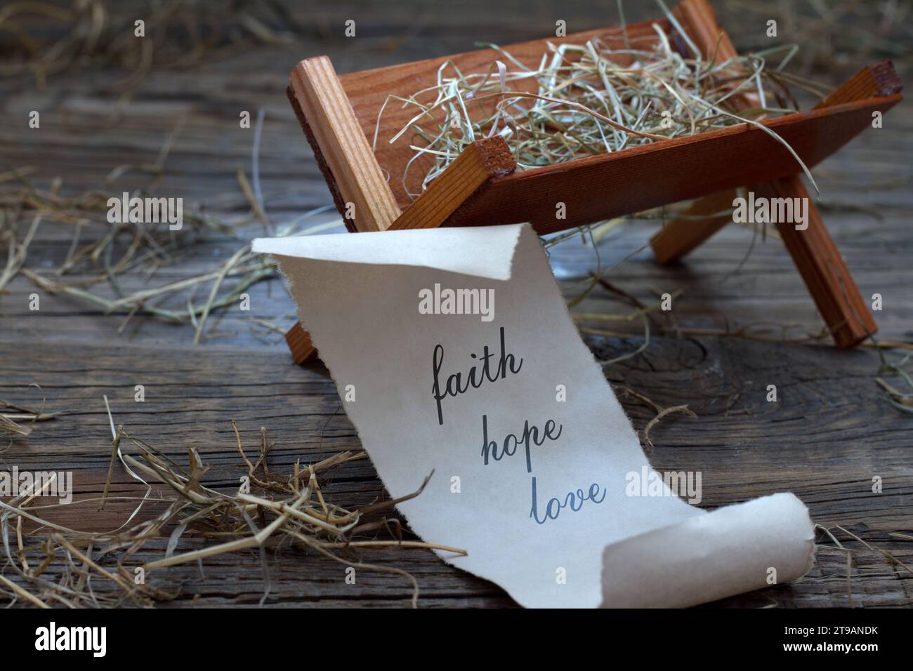 Manger of Jesus e papiro con parole fede speranza amore, concetto di presepe natalizio Foto Stock