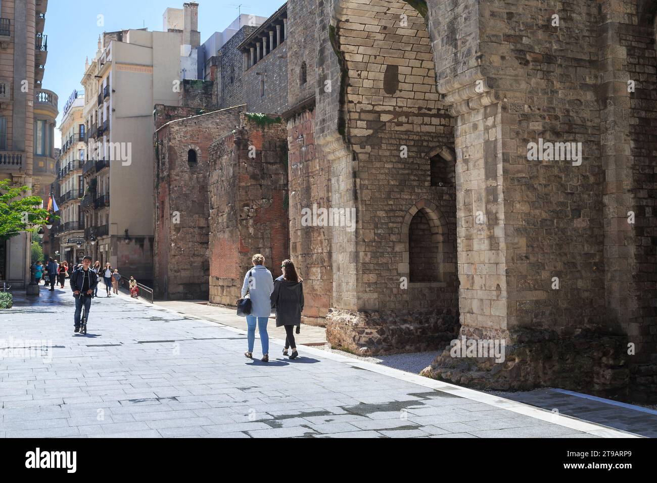 BARCELLONA, SPAGNA - 11 MAGGIO 2017: Questi sono i resti delle antiche mura della città dal periodo romano al periodo medievale della vita della città. Foto Stock