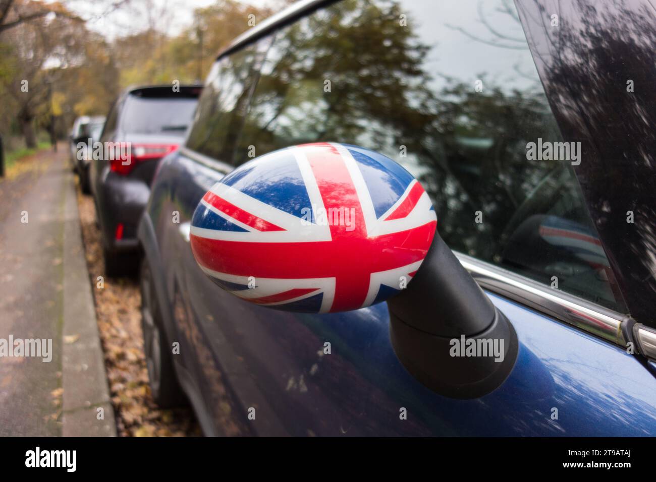 Primo piano di uno specchietto laterale Mini Cooper Union Jack lato destro Foto Stock