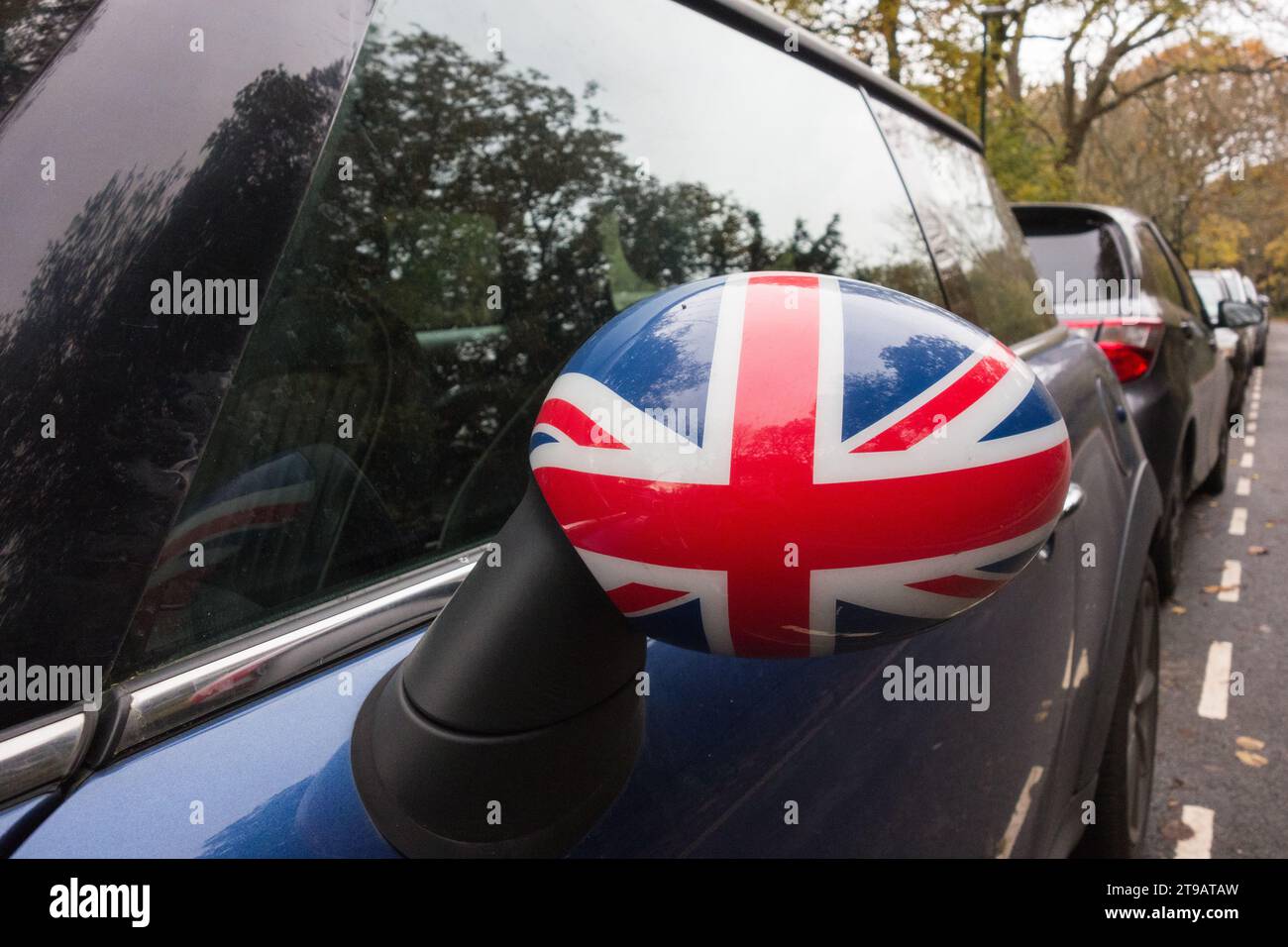 Primo piano di uno specchietto laterale Mini Cooper Union Jack lato sinistro Foto Stock