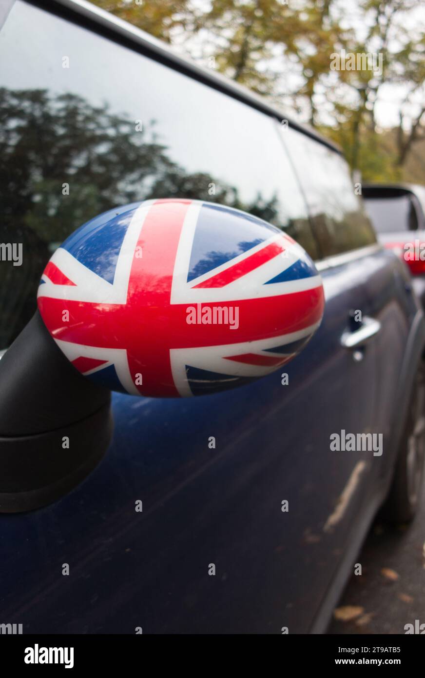 Primo piano di uno specchietto laterale Mini Cooper Union Jack lato sinistro Foto Stock