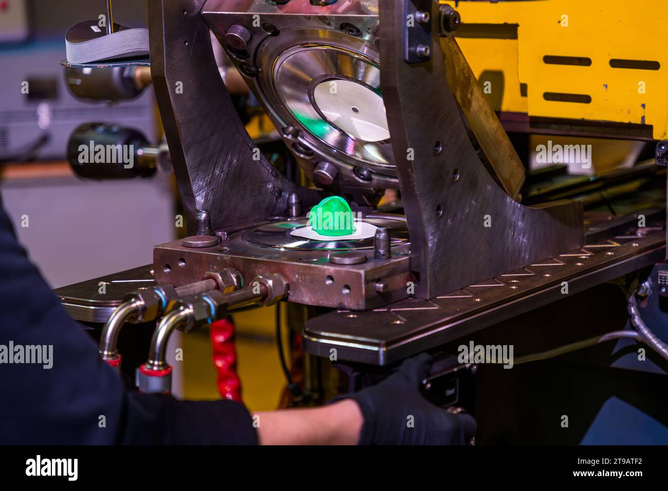 La stampa di Newbilt dalla Germania: Un nuovo record viene prodotto ogni 30 secondi. Il biscotto in PVC colorato pre-temperato è pronto per essere inserito in una registrazione. Le etichette per i lati A e B sono posizionate manualmente sui due stampi a pressione. Third Man Records è un'etichetta discografica indipendente con sede a Canfield Street a Detroit, specializzata in vinile. L'edificio ospita anche un impianto di pressatura del vinile. I visitatori possono prenotare visite guidate all'impianto di produzione di dischi. Sito di produzione dell'etichetta discografica Third Man Records / Third Man Pressing a Detroit, Stati Uniti. Lo stabilimento di produzione di vinile Third Man Press è l Foto Stock La stampa di Newbilt dalla Germania: Un nuovo record viene prodotto ogni 30 secondi. Il biscotto in PVC colorato pre-temperato è pronto per essere inserito in una registrazione. Le etichette per i lati A e B sono posizionate manualmente sui due stampi a pressione. Third Man Records è un'etichetta discografica indipendente con sede a Canfield Street a Detroit, specializzata in vinile. L'edificio ospita anche un impianto di pressatura del vinile. I visitatori possono prenotare visite guidate all'impianto di produzione di dischi. Sito di produzione dell'etichetta discografica Third Man Records / Third Man Pressing a Detroit, Stati Uniti. Lo stabilimento di produzione di vinile Third Man Press è l Foto Stock