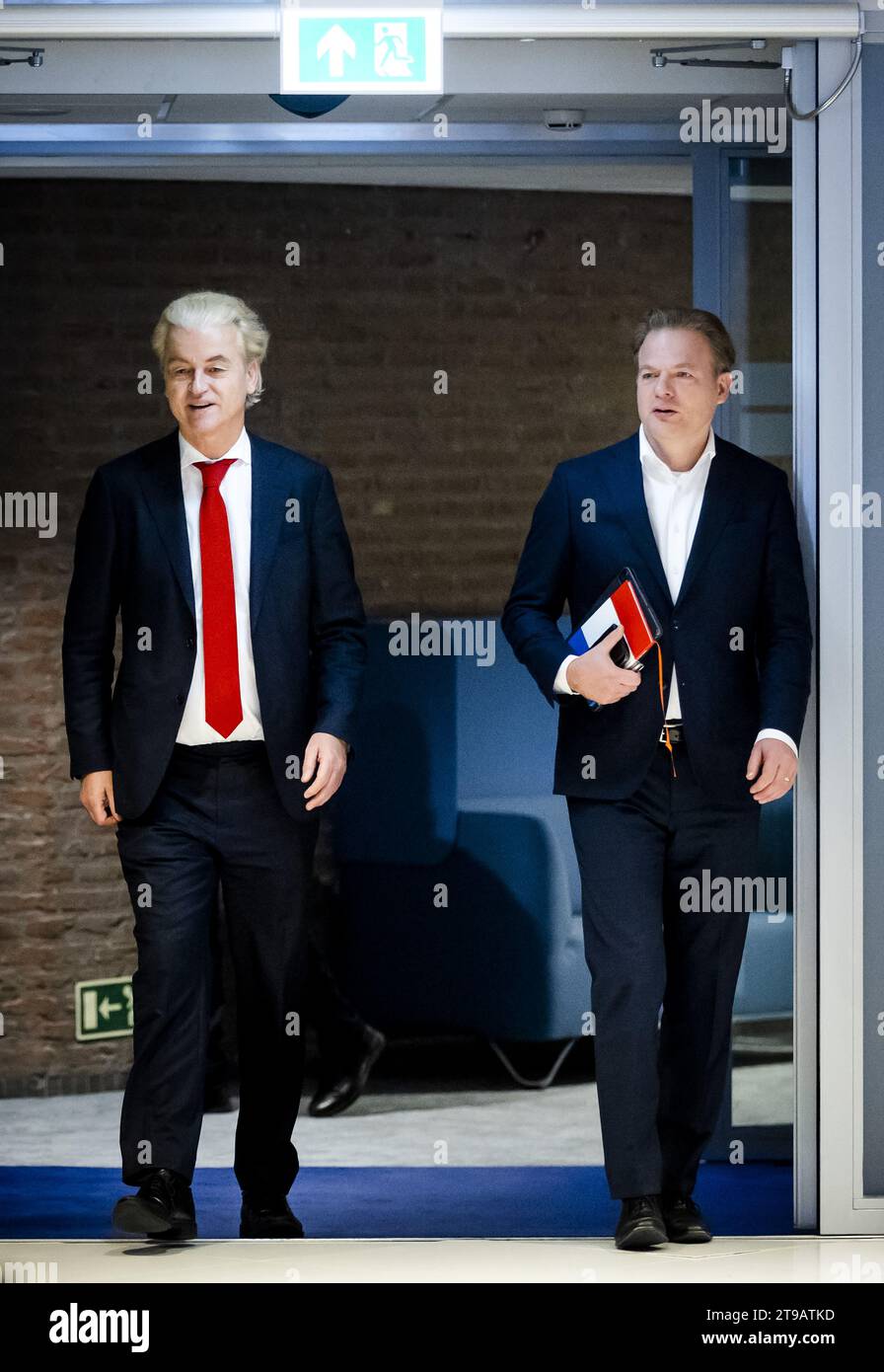 L'AIA - Geert Wilders (PVV) e Pieter Omtzigt (NSC) nel corso di un incontro con il presidente della camera vera Bergkamp alla camera dei rappresentanti. Lo scopo della riunione è quello di nominare un esploratore il cui compito è quello di discutere con le fazioni e di indagare quali opzioni di coalizione vedono di fronte a loro. ANP SEM VAN DER WAL paesi bassi Out - belgio Out Foto Stock