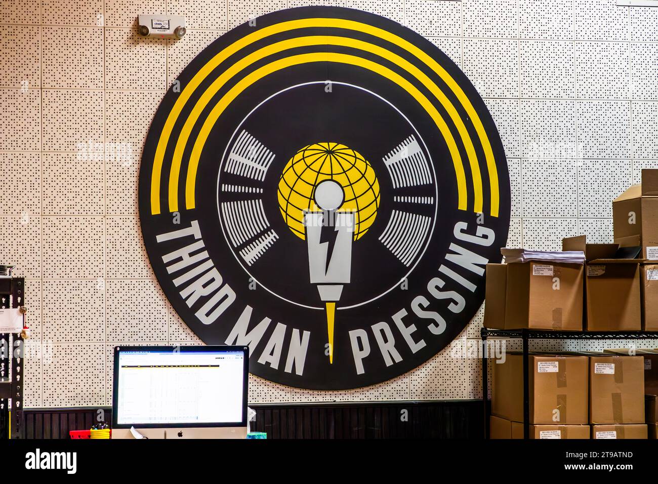Third Man Press logo nel sito di produzione del reparto spedizioni insonorizzato dell'etichetta discografica Third Man Records / Third Man Press a Detroit, Stati Uniti. Dopo aver premuto i dischi, l'ordine viene confezionato. Lo stabilimento di produzione di vinile Third Man Press si trova nel corridoio Cass di Detroit. Foto Stock