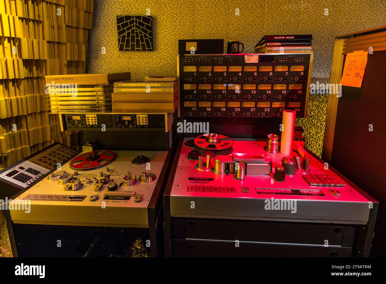 Due macchine a nastro del produttore svizzero Studer sono pronte per l'elaborazione del suono analogico al Third Man Mastering di Detroit, Michigan, Stati Uniti. Third Man Mastering è una struttura separata dell'etichetta indipendente Third Man Records (Jack White, Ben Blackwell, Ben Swank) su West Canfield Street nel Cass Corridor. Foto Stock