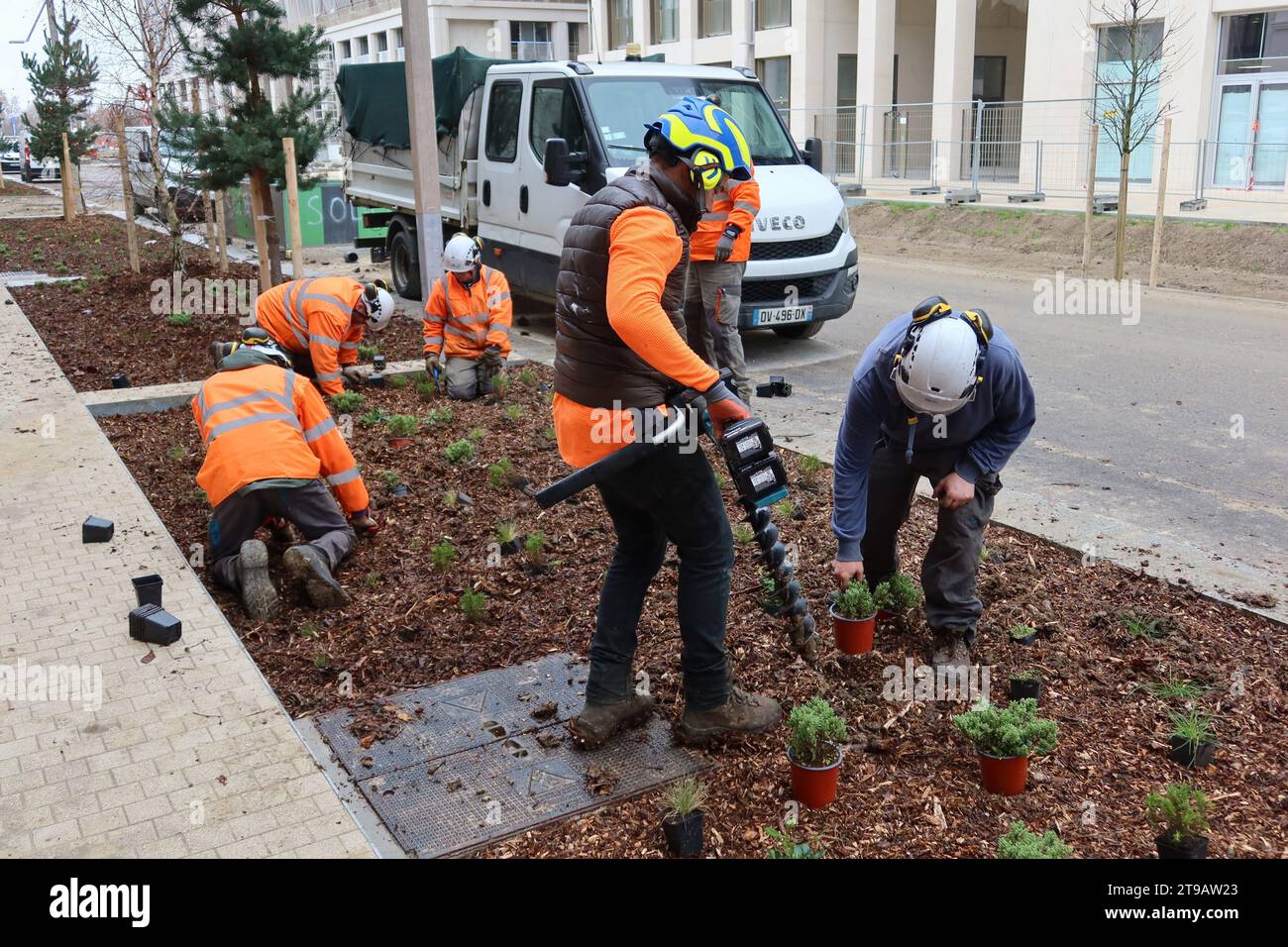 Saint Ouen, Francia. 23 novembre 2023. © PHOTOPQR/LE PARISIEN/Alexandre Arlot ; Saint-Ouen ; 23/11/2023 ; Entre Saint-Denis et Saint-Ouen, le 23 ottobre 2023. La Plantation de 9 000 arbres et arbustes a commencé ce mois-ci sur le Village olympique. Elle s'échelonnera jusqu'au mois de février. - Saint Ouen, Francia, 23 novembre 2023. Giochi Olimpici di Parigi la piantagione di 9.000 alberi e arbusti è iniziata questo mese nel Villaggio Olimpico. Durerà fino a febbraio. Credito: MAXPPP/Alamy Live News Foto Stock