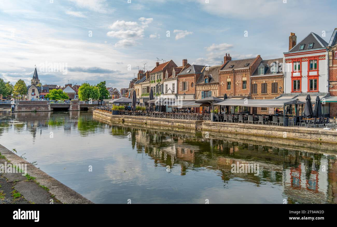 Impressioni intorno a Quai Belu sulle rive della somme ad Amiens, una città e comune nel nord della Francia. È la capitale del dipartimento della somme in t Foto Stock