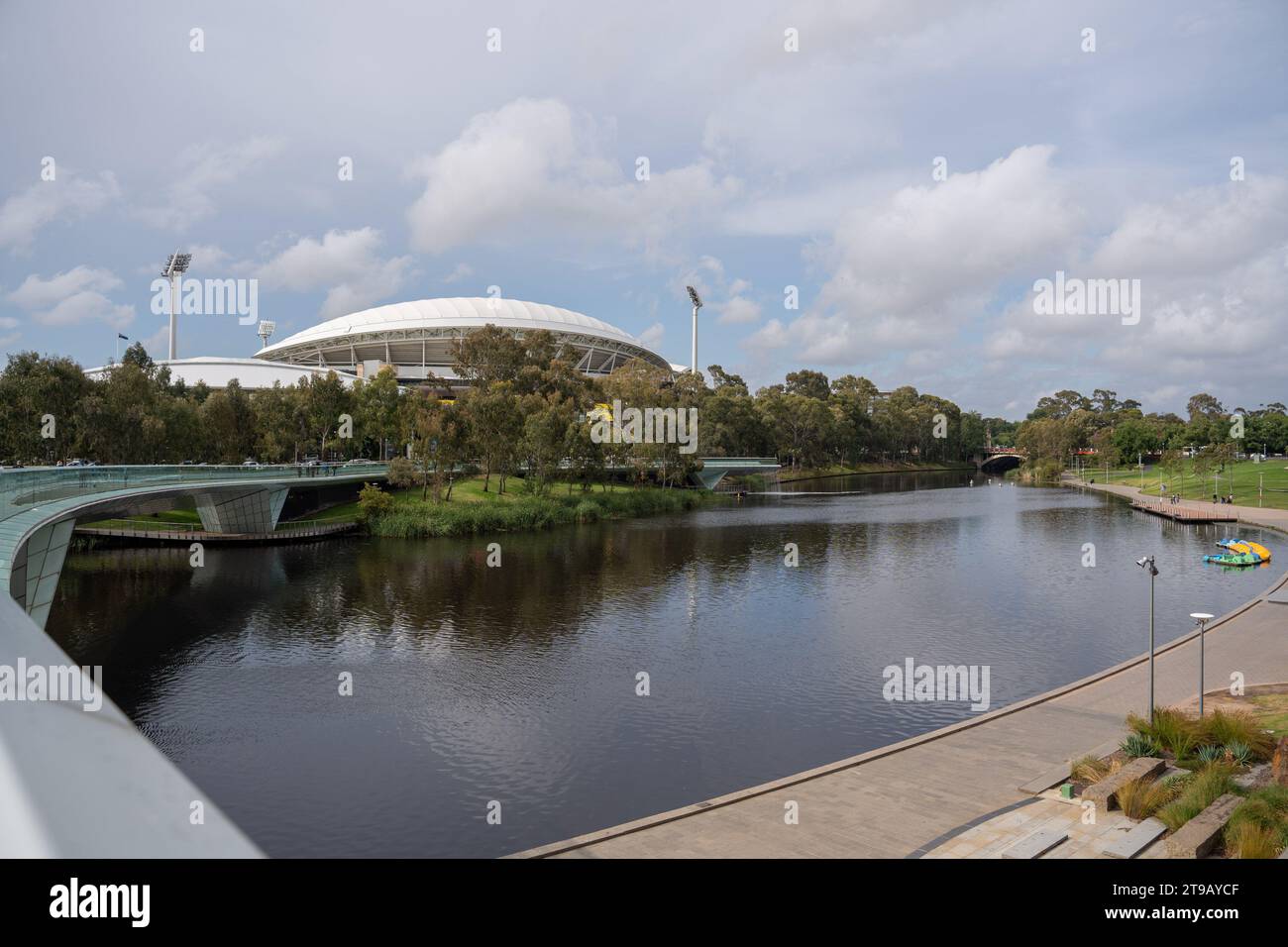 Adelaide, Australia. 24 novembre 2023. Adelaide, Australia, 24 novembre 2023: Una vista fuori dallo stadio durante la partita della Weber Womens Big Bash League 09 tra Brisbane Heat e Sydney Thunder all'Adelaide Oval di Adelaide, Australia (Noe Llamas/SPP) credito: SPP Sport Press Photo. /Alamy Live News Foto Stock