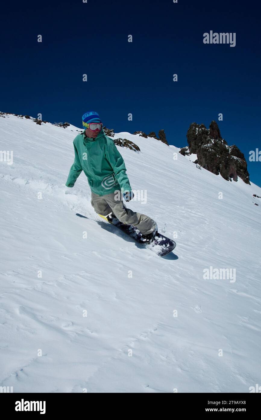 Snowboarder in condizioni primaverili con una bella vista. Foto Stock