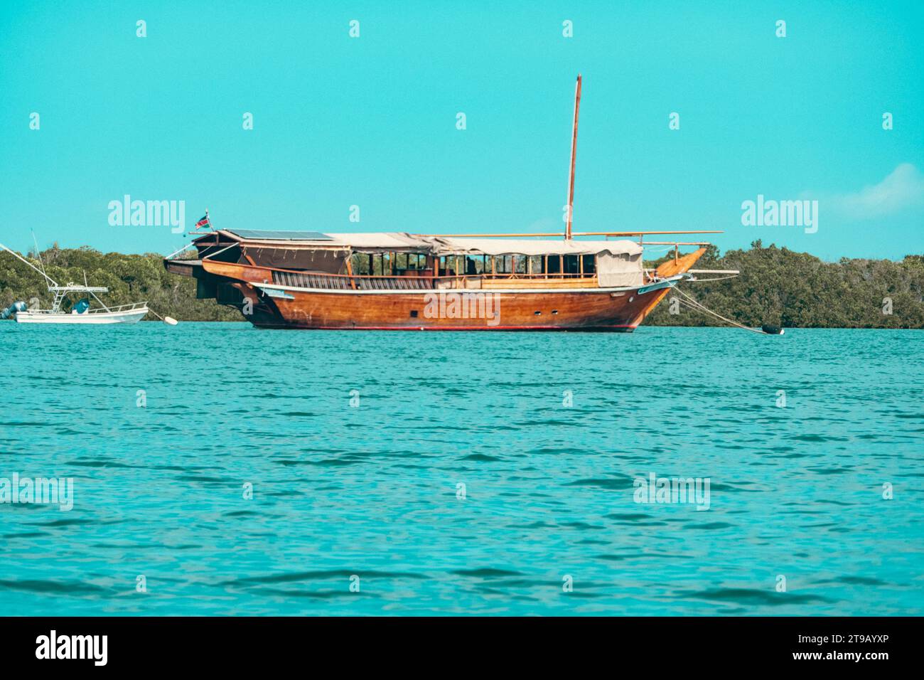 Una barca ispirata all'Oman sulle rive di Shela Beach sull'isola di Lamu, Kenya Foto Stock