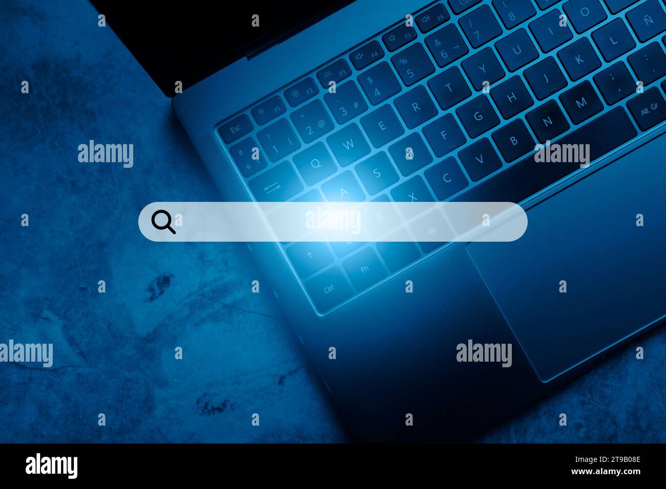 Vista dall'alto della tastiera del notebook con barra di ricerca VR. SEO. Tecnologia browser. Concetto di ricerca su Internet con spazio di copia. Foto Stock