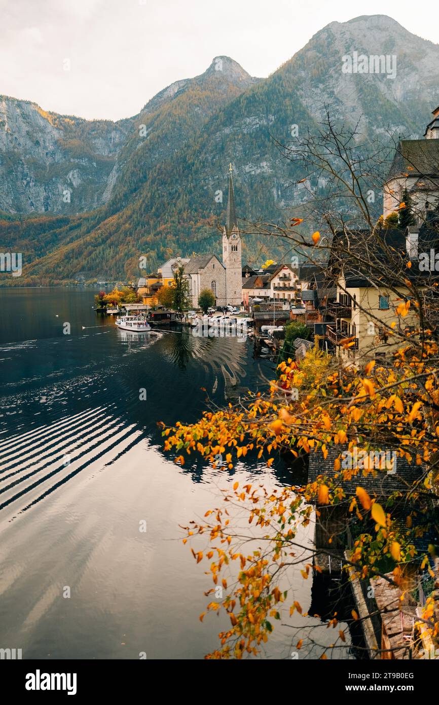 Naviga su un lago di montagna nella piccola città di Hallstatt nelle Alpi Foto Stock