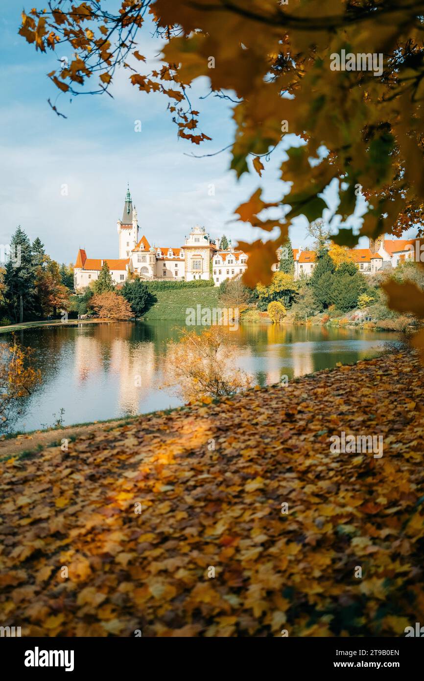 Castello ceco Pruhonice sul lago in un clima autunnale soleggiato Foto Stock