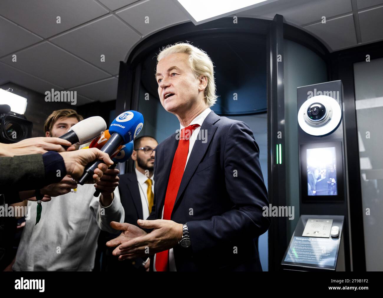 L'AIA - Geert Wilders (PVV) parla alla stampa dopo un incontro con il presidente della camera vera Bergkamp alla camera dei rappresentanti. Lo scopo della riunione è quello di nominare un esploratore il cui compito è quello di discutere con le fazioni e di indagare quali opzioni di coalizione vedono di fronte a loro. ANP SEM VAN DER WAL paesi bassi Out - belgio Out Foto Stock