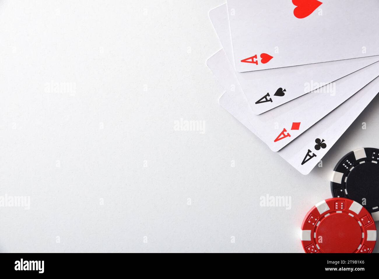 Sfondo con carte di assi e patatine per scommettere isolato su tavolo bianco. Vista dall'alto. Foto Stock