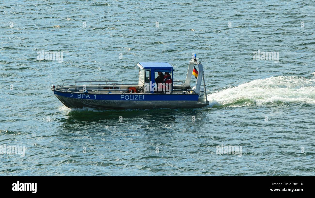 Germania , Rostock , 10.09.2015 , Una nave della polizia antisommossa in un viaggio di pattuglia Foto Stock