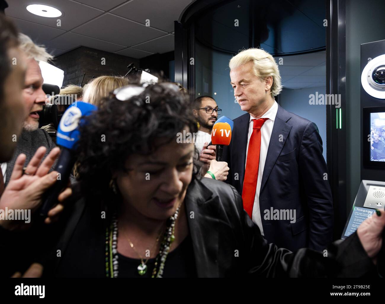 L'AIA - Caroline van der Plas (BBB) e Geert Wilders (PVV) dopo un incontro con il presidente della camera vera Bergkamp alla camera dei rappresentanti. Lo scopo della riunione è quello di nominare un esploratore il cui compito è quello di discutere con le fazioni e di indagare quali opzioni di coalizione vedono di fronte a loro. ANP SEM VAN DER WAL paesi bassi Out - belgio Out Foto Stock