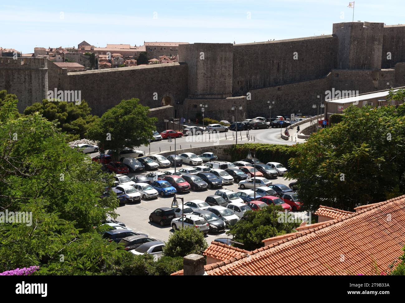 Dubrovnik, Croazia - luglio 2021: Un'auto nel parcheggio vicino alla città vecchia di Dubrovnik. Foto Stock