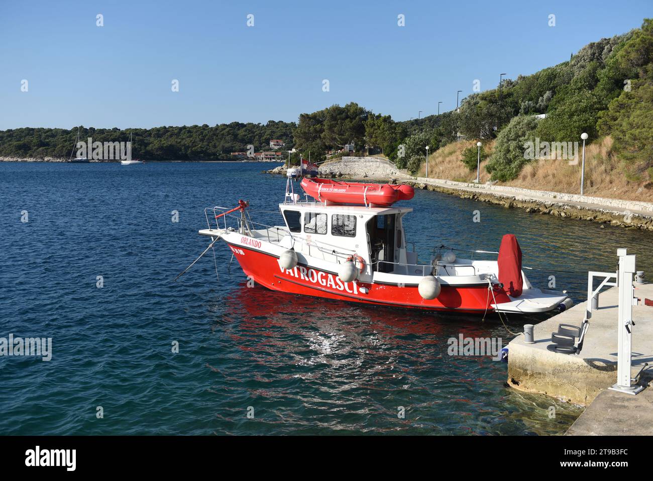 Zaton, Dubrovnik, Croazia - 6 luglio 2021: Una barca antincendio progettata per combattere gli incendi della costa e delle navi. Motoscafo dei vigili del fuoco a Zaton vicino a Dubrovnik Foto Stock
