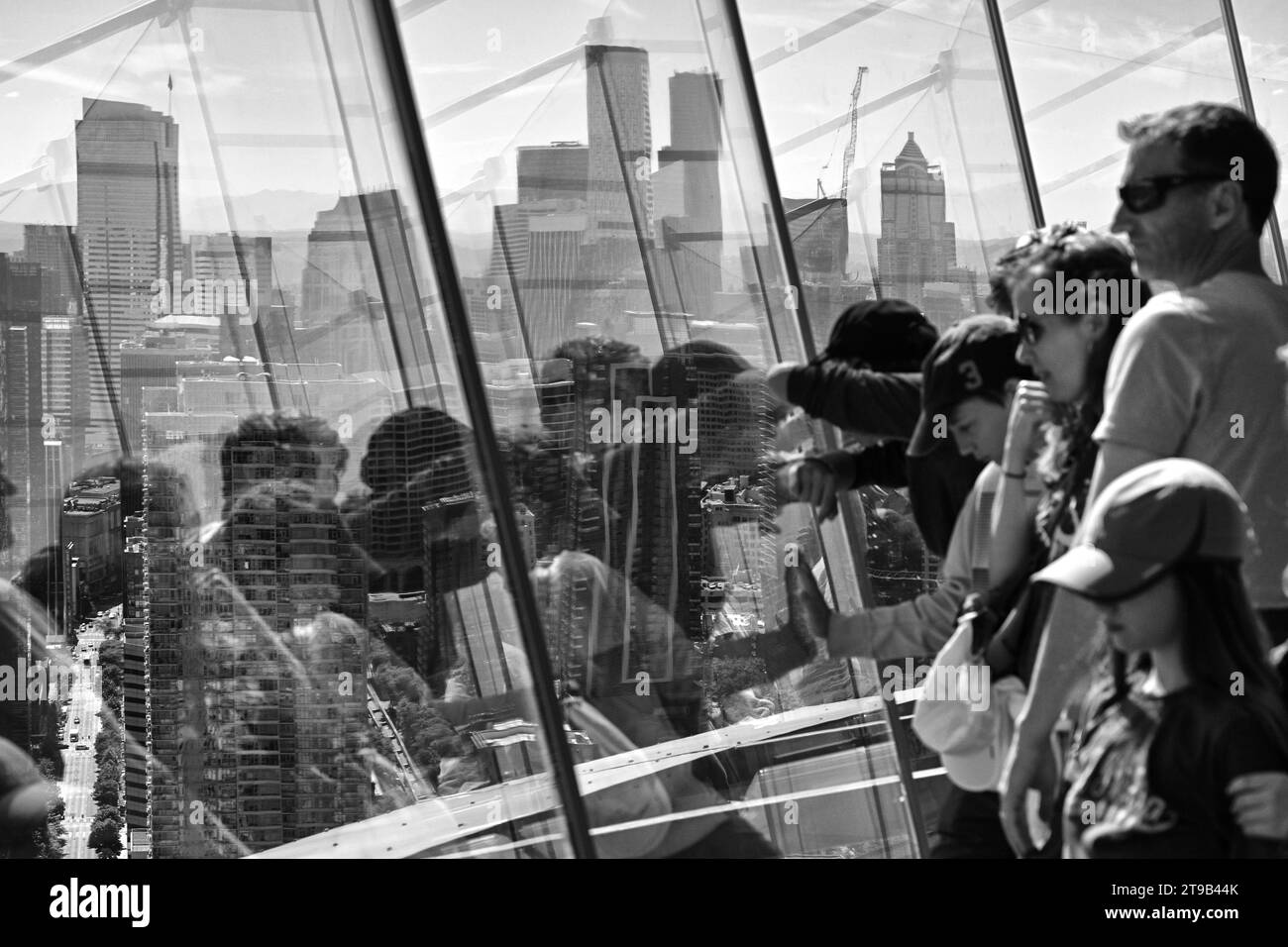Seattle, WA, USA - 3 agosto 2023: Turisti nella torre dello Space Needle di Seattle. Foto Stock