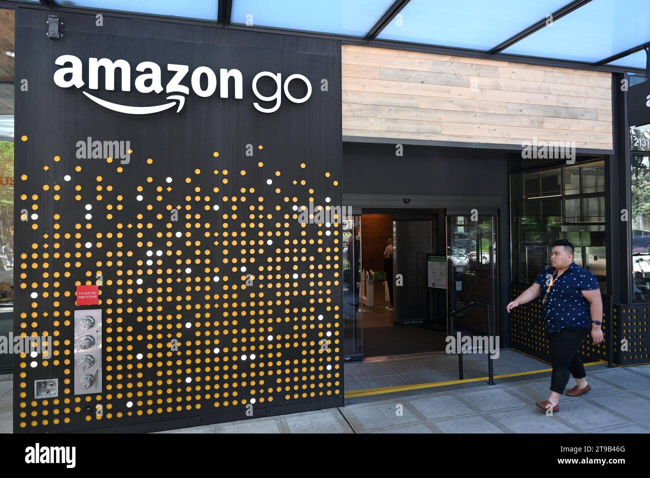 Seattle, WA, USA - 3 agosto 2023: Persone vicino al negozio Amazon Go di Seattle. Foto Stock