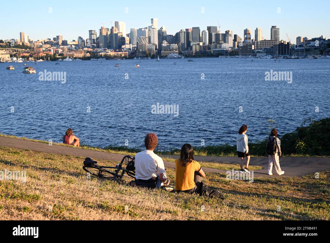 Seattle, WA, USA - 3 agosto 2023: People Rest in gas Works Park, città di Seattle. Foto Stock