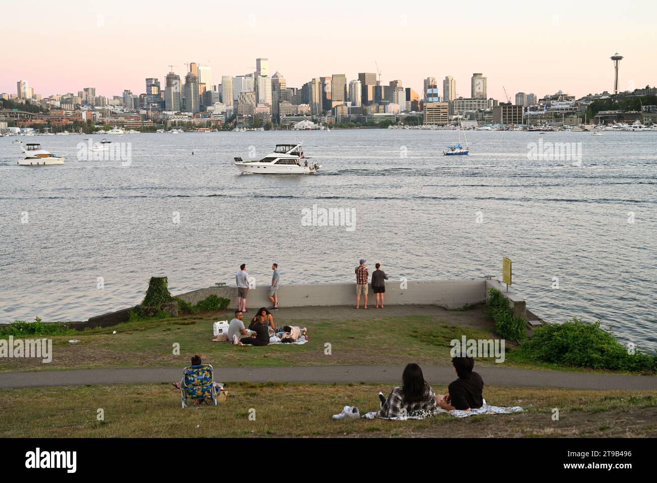 Seattle, WA, USA - 3 agosto 2023: People Rest in gas Works Park, città di Seattle. Foto Stock