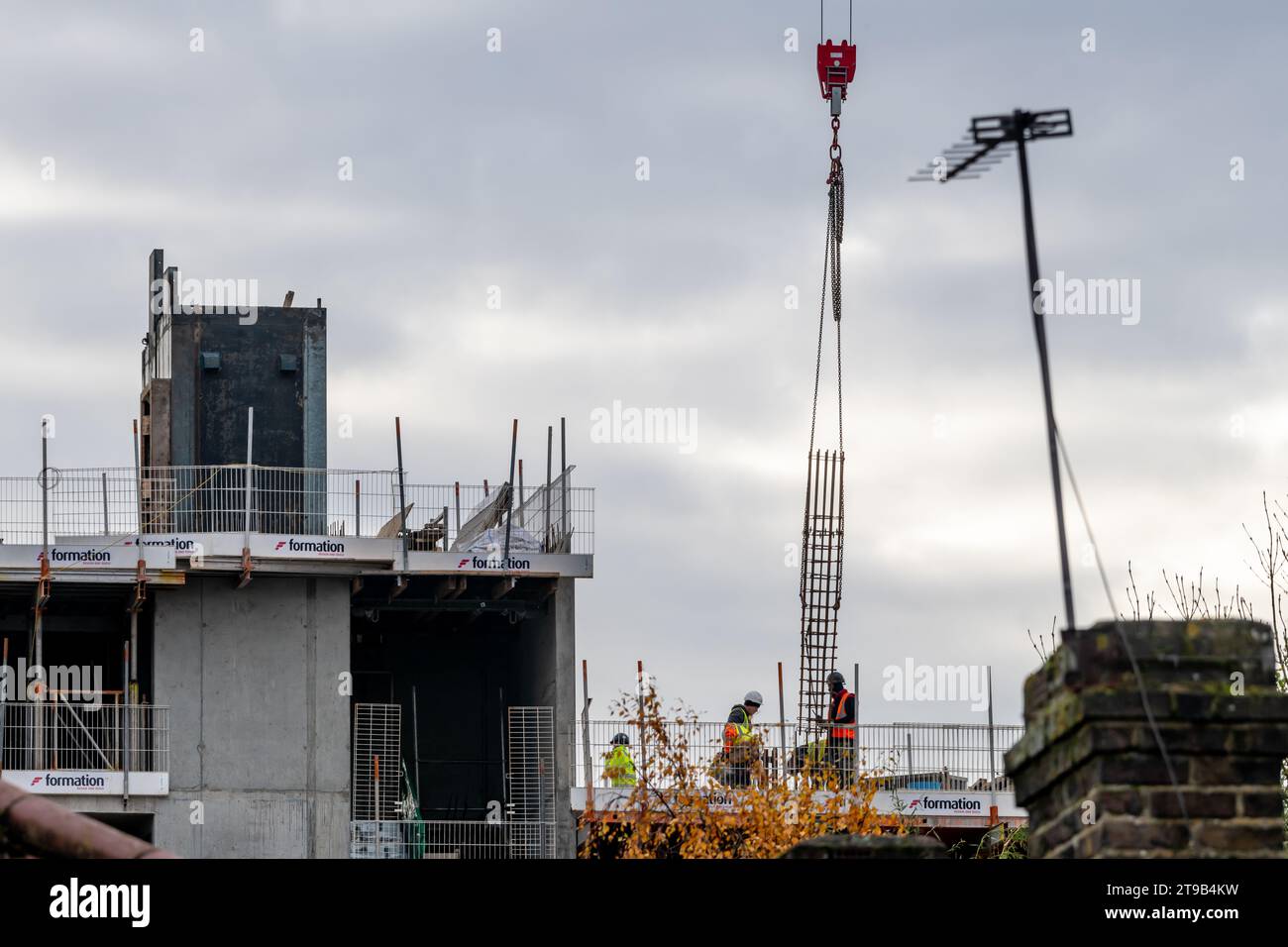 Londra. UK- 11.22.2023. I lavoratori edili costruiscono un alto edificio. Foto Stock