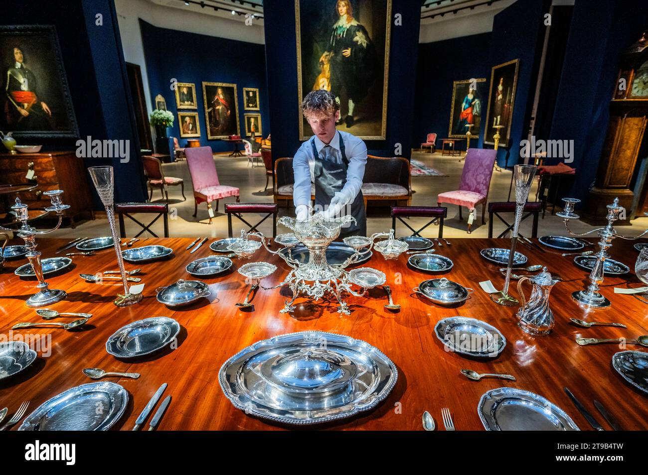 Londra, Regno Unito. 24 novembre 2023. Servizio di cena in argenteria da vendere in vari lotti con altri articoli - Ombersley Court: The Collection of Lord and Lady Sandys sale preview - al Christies di Londra. Assemblata in più di 450 anni da membri delle famiglie Sandys e Hill, le stime variano da £ 500 a £ 500.000. Crediti: Guy Bell/Alamy Live News Foto Stock