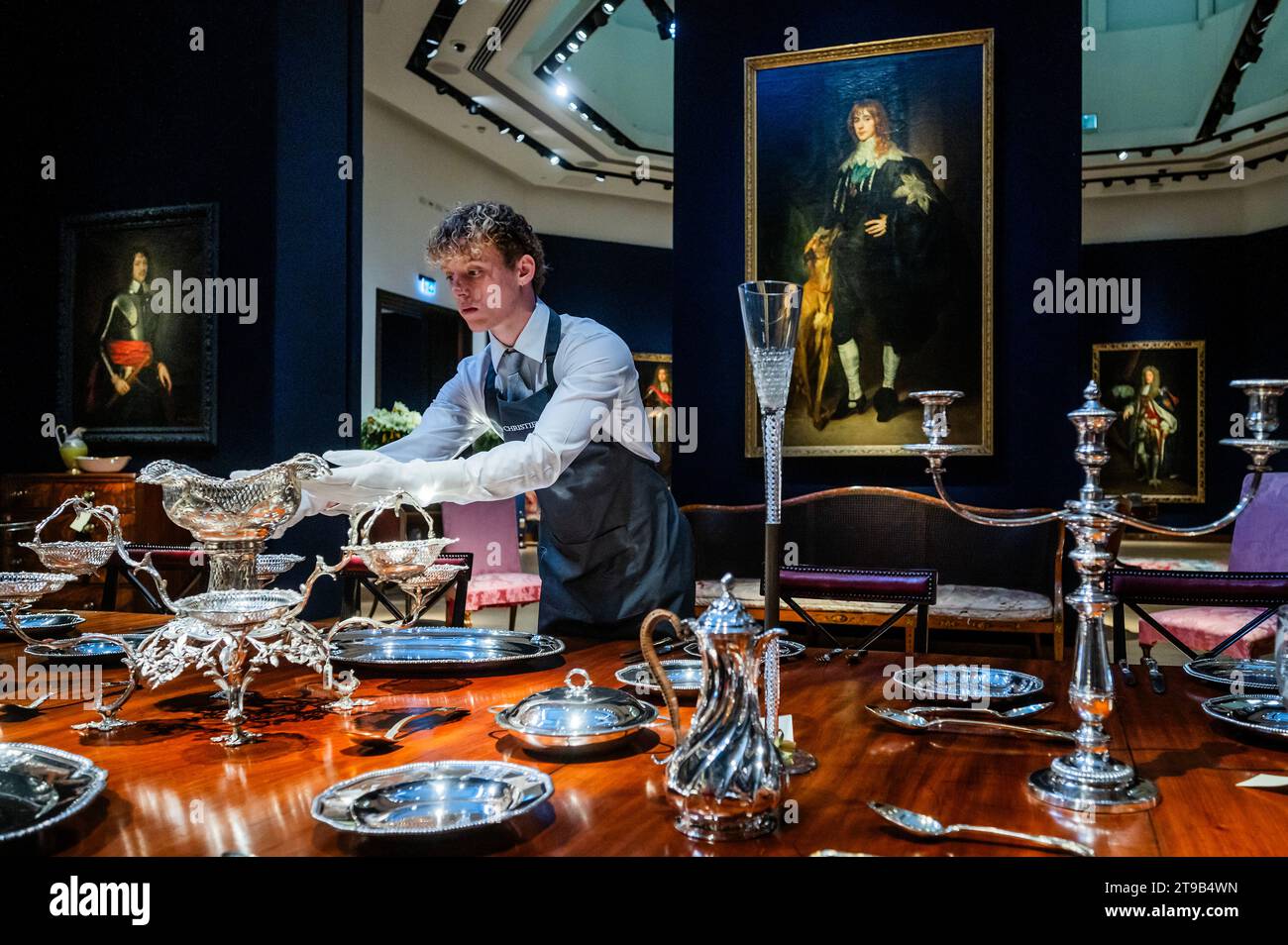 Londra, Regno Unito. 24 novembre 2023. Servizio di cena in argenteria da vendere in vari lotti con altri articoli - Ombersley Court: The Collection of Lord and Lady Sandys sale preview - al Christies di Londra. Assemblata in più di 450 anni da membri delle famiglie Sandys e Hill, le stime variano da £ 500 a £ 500.000. Crediti: Guy Bell/Alamy Live News Foto Stock