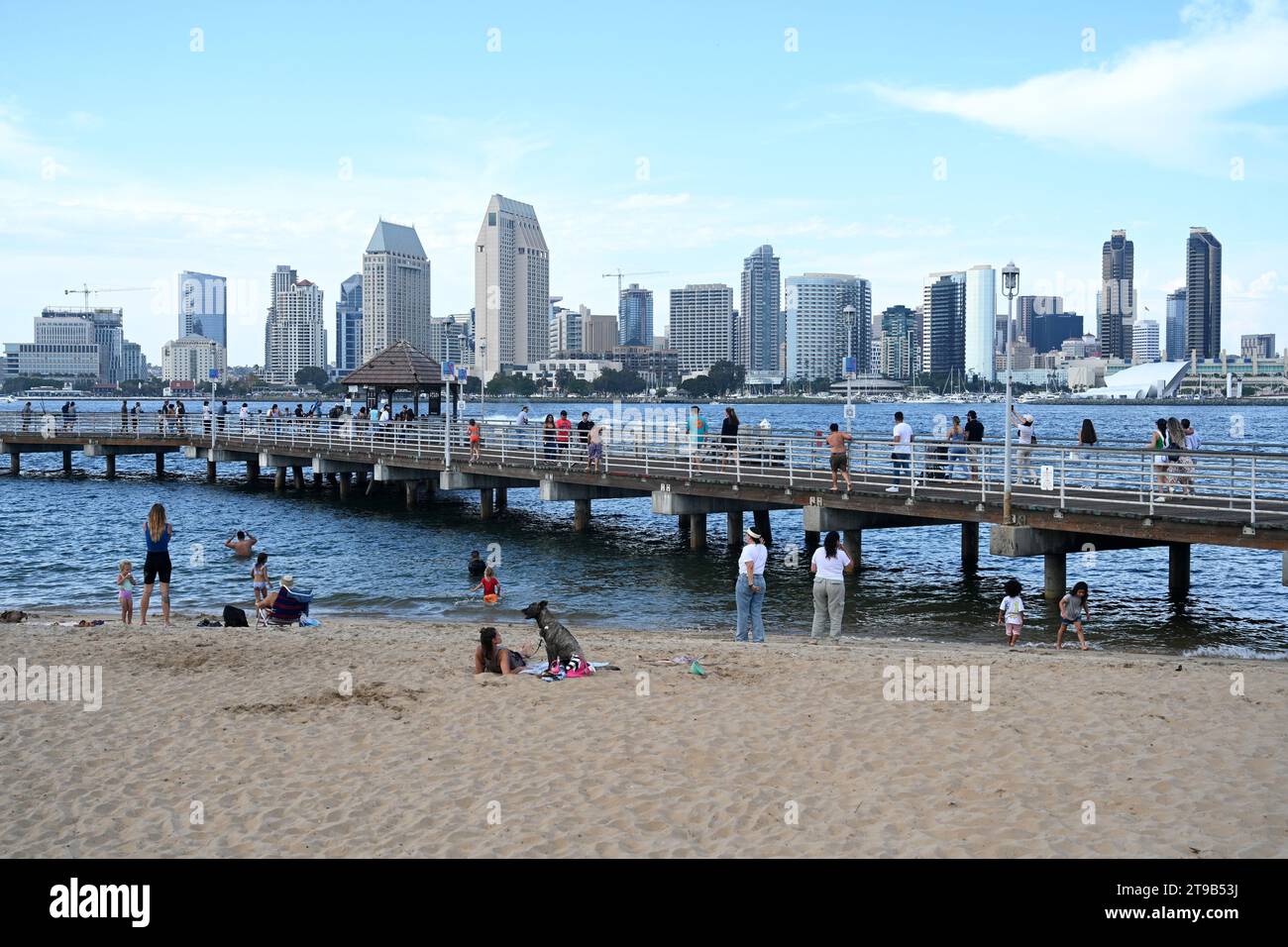 San Diego, CA, USA - 31 luglio 2023: Persone a Coronado Beach e vista sul centro di San Diego. Foto Stock