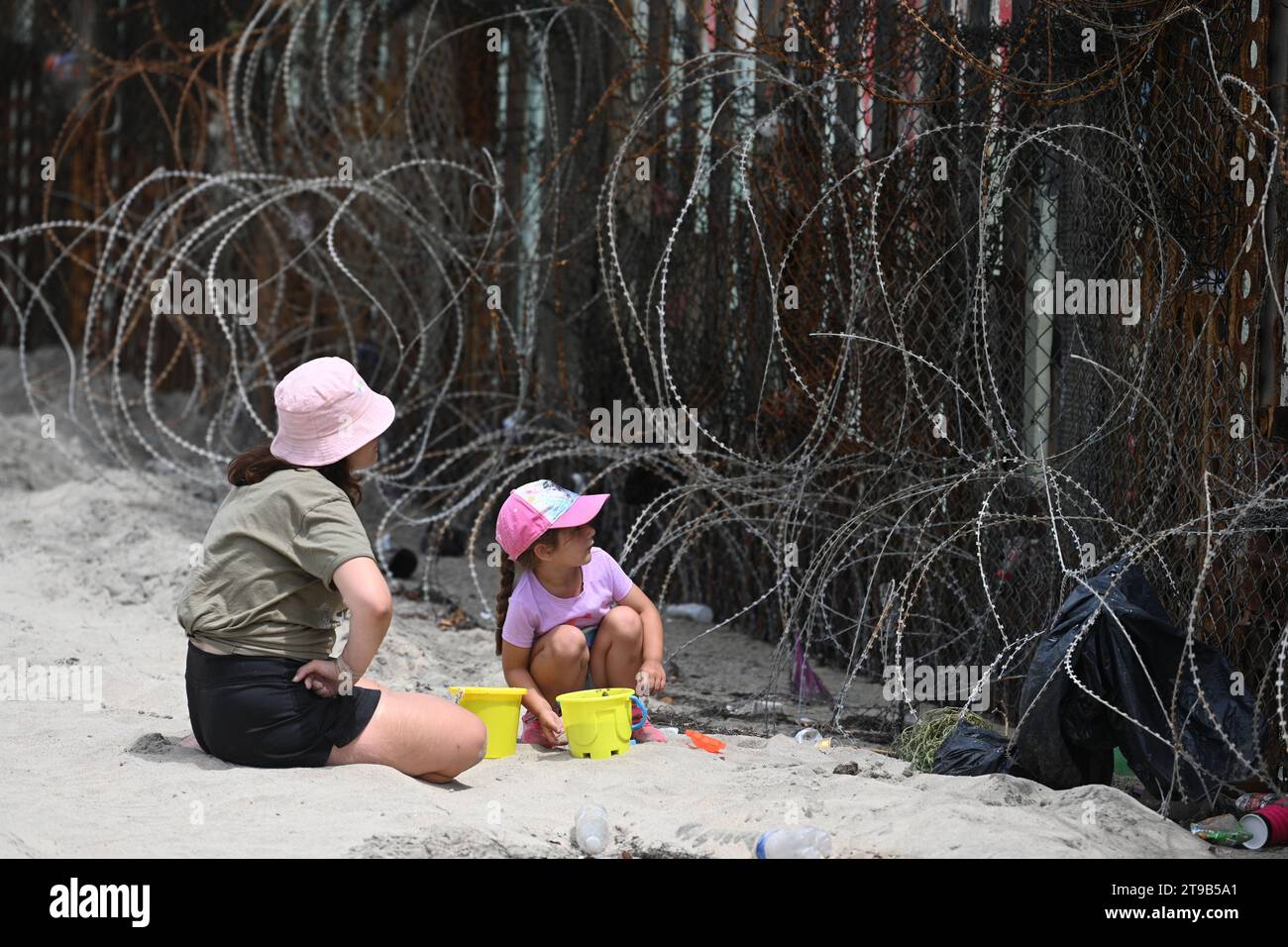 Border Field State Park Beach, CA, USA - 30 luglio 2023: Persone vicino al muro di confine del Messico negli Stati Uniti d'America Friendship Park, USA. Foto Stock