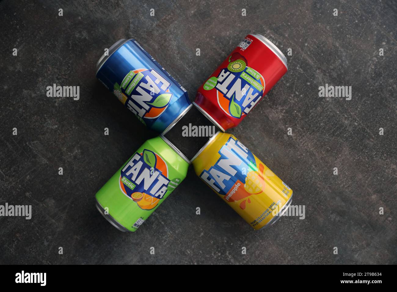 KIEV, UCRAINA - 4 MAGGIO 2023: Primo piano di lattine di latta di marca Fanta soft drink con vari sapori Foto Stock