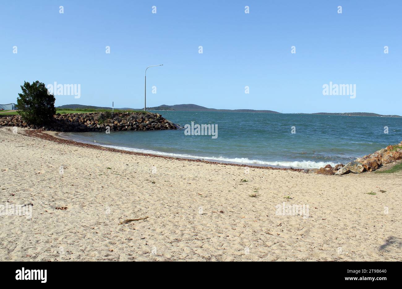 Spiaggia, sabbia e oceano allo Spinnaker Park di Gladstone, Queensland, Australia Foto Stock