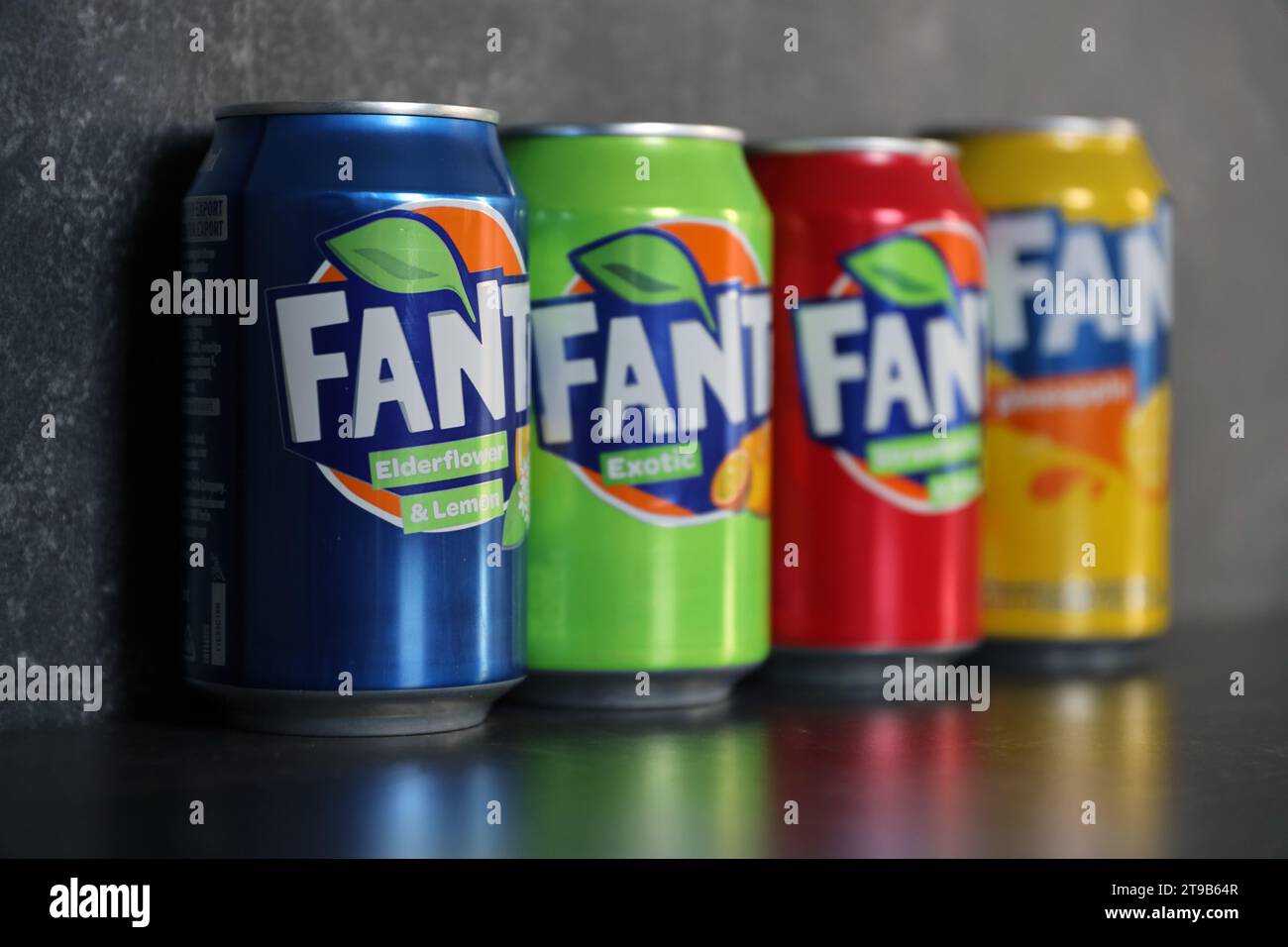 KIEV, UCRAINA - 4 MAGGIO 2023: Primo piano di lattine di latta di marca Fanta soft drink con vari sapori Foto Stock