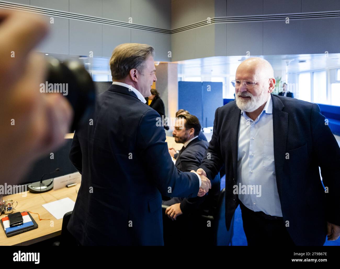 L'AIA - Frans Timmermans (GroenLinks-PvdA) e Pieter Omtzigt (NSC) durante un incontro con il presidente della camera vera Bergkamp alla camera dei rappresentanti. Lo scopo della riunione è quello di nominare un esploratore il cui compito è quello di discutere con le fazioni e di indagare quali opzioni di coalizione vedono di fronte a loro. ANP SEM VAN DER WAL paesi bassi Out - belgio Out Foto Stock