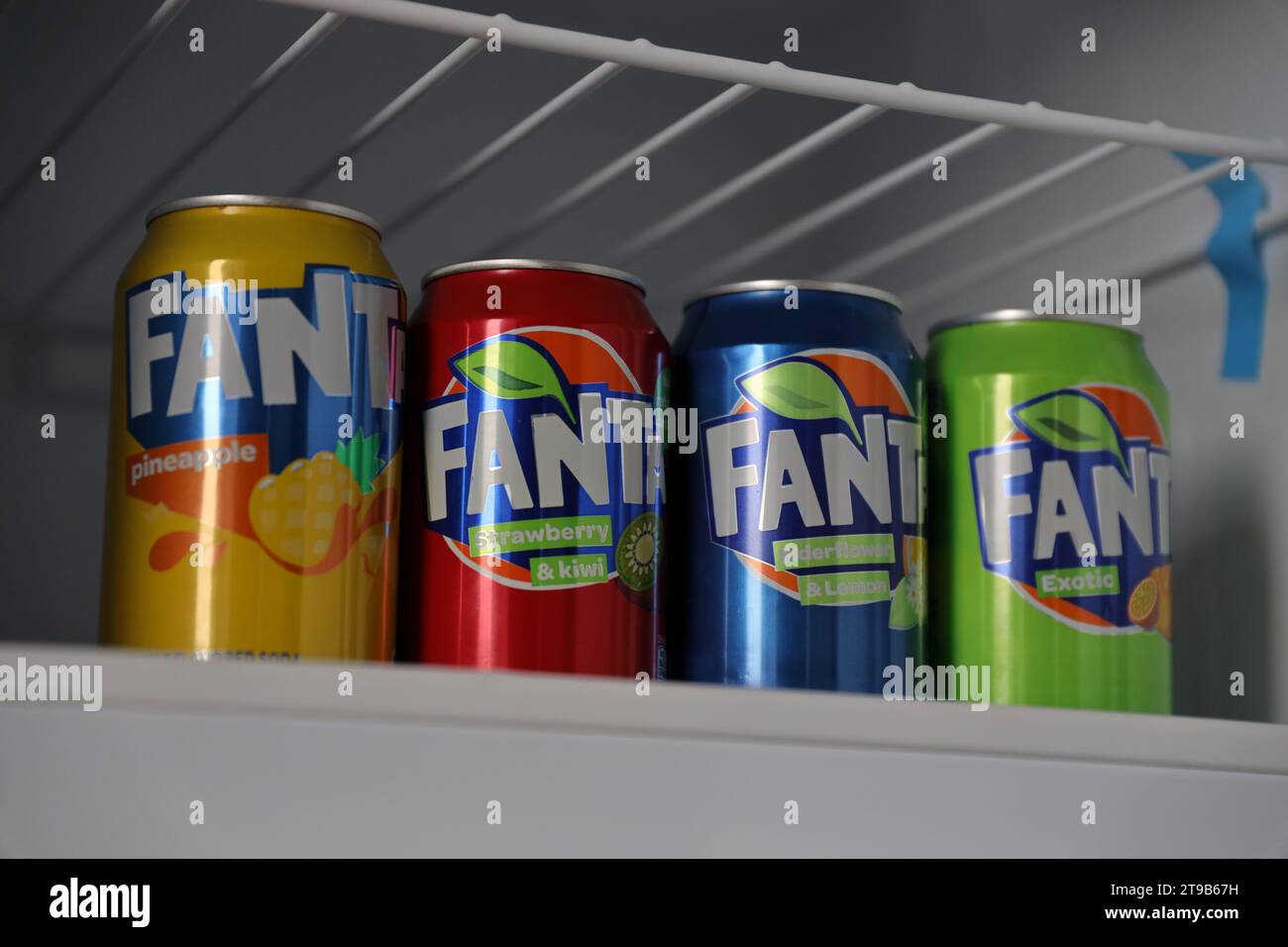 KIEV, UCRAINA - 4 MAGGIO 2023: Primo piano di lattine di latta di marca Fanta soft drink con vari sapori Foto Stock